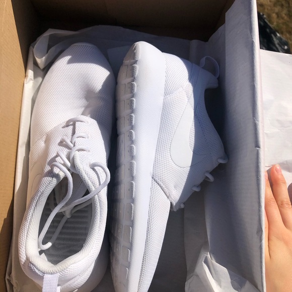 White Nike Roches size 10 - Picture 3 of 4